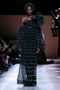 Givenchy-Haute-Couture-SS20-Paris-3660-1579639093.thumb.jpg.abc744b5a947aeef9bb51687cfb6c764.jpg