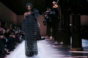 Givenchy-Haute-Couture-SS20-Paris-3661-1579639096.thumb.jpg.a9e98cc4d9cff5762d8b57437e0ea309.jpg