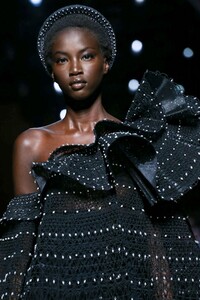 Givenchy-Haute-Couture-SS20-Paris-3665-1579639101.thumb.jpg.f3733b27fa71208391ec1a0e8ae9bcf3.jpg