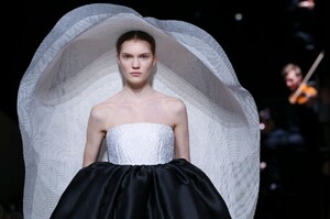 Givenchy-Haute-Couture-SS20-Paris-3676-1579639111.thumb.jpg.ca03b3062ad521e2c07d5822d631d8fc.jpg