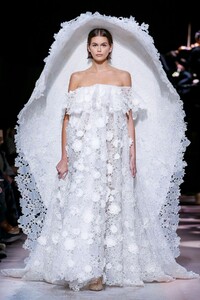 Givenchy-Haute-Couture-SS20-Paris-3687-1579639122.thumb.jpg.cd6b4cae7cf03f53d61c5ac4ffa173f7.jpg