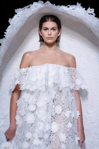 Givenchy-Haute-Couture-SS20-Paris-3688-1579639125.thumb.jpg.3433434c4ca8988a28ebe12efeb7b1ce.jpg