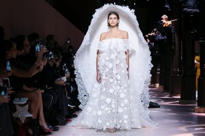 Givenchy-Haute-Couture-SS20-Paris-3702-1579639215.thumb.jpg.ed6c7922d793ad604a992ad9c4c92440.jpg