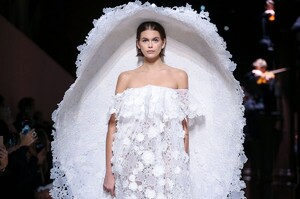 Givenchy-Haute-Couture-SS20-Paris-3706-1579639217.thumb.jpg.c9b6db49cd154fbf052fd73ea9bb472c.jpg