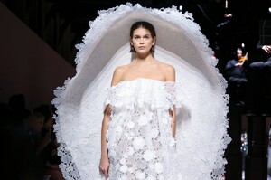 Givenchy-Haute-Couture-SS20-Paris-3716-1579639219.thumb.jpg.6c10823e25d4481a24d9a1a6e2676ce6.jpg