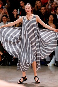 Issey-Miyake-Paris-RTW-SS20-Paris-0843-1569591475.thumb.jpg.20b25d28a7af564cdf03fb0489dbdda9.jpg