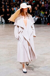 Issey-Miyake-Paris-RTW-SS20-Paris-9694-1569590168.thumb.jpg.2cb9858f68b070bad5aed74ef8968594.jpg