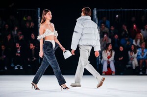 Jacquemus-Menswear-FW20-Paris-23745-1579370463.thumb.jpg.a0fb36ee4e9720efcd22641436f3280e.jpg