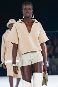 Jacquemus-Menswear-FW20-Paris-6405-1579370055.thumb.jpg.6af017e8962070c945076f63c0d6140e.jpg