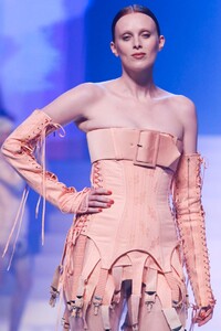 Jean-Paul-Gaultier-Haute-Couture-SS20-Paris-4496-1579728874.thumb.jpg.9490226300336b4f159f07b24f600f93.jpg