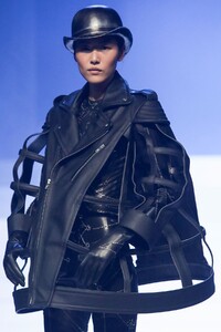 Jean-Paul-Gaultier-Haute-Couture-SS20-Paris-4584-1579729080.thumb.jpg.a19b07fe255cdc7c31f355f1cf79529c.jpg