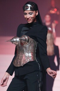 Jean-Paul-Gaultier-Haute-Couture-SS20-Paris-5021-1579729962.thumb.jpg.3d180cffd218814c2c459eaa9c28bde4.jpg