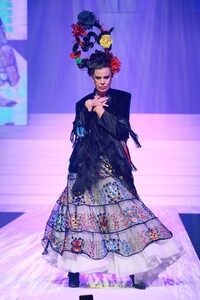 Jean-Paul-Gaultier-Haute-Couture-SS20-Paris-5363-1579730714.thumb.jpg.fb29b8772c228e99ced7ba20fddbff37.jpg