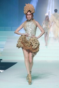 Jean-Paul-Gaultier-Haute-Couture-SS20-Paris-5844-1579731399.thumb.jpg.86680e6d4d945aa6e88c2286ec59356f.jpg