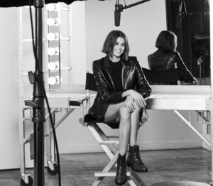 Kaia-Gerber-Jimmy-Choo-Shoe-Collaboration-Slide-4.thumb.jpg.652c1827b7a66bb44a25205afb74c099.jpg