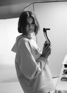 Kaia-Gerber-Jimmy-Choo-Shoe-Collaboration-Slide-5.thumb.jpg.0273d406684598f252804fb2183761ba.jpg