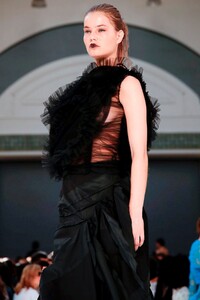 Molly-Goddard-RTW-SS20-London-7652-1568474904.thumb.jpg.41fa9e3cfdab8f12ec7167a7a5516d5f.jpg