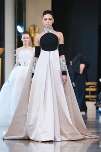 Stephane-Rolland-Haute-Couture-SS20-Paris-9298-1579620017.thumb.jpg.05bf96b123d0d26177b59daa73d13af5.jpg