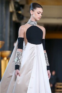 Stephane-Rolland-Haute-Couture-SS20-Paris-9303-1579620026.thumb.jpg.339e741c4738f3f09101f9b4bce3b6c0.jpg