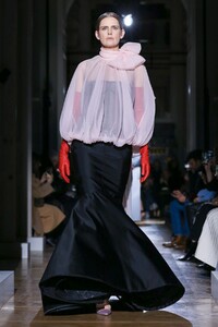 Valentino-Haute-Couture-SS20-Paris-1629-1579718094.thumb.jpg.c4a543b2c5b6111eb3beb7df38e1dfb4.jpg