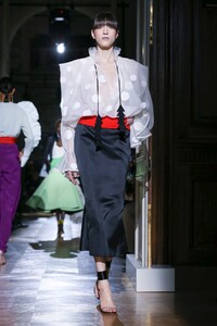 Valentino-Haute-Couture-SS20-Paris-1666-1579718142.thumb.jpg.c1c91800343bf78660e092a6cc754d18.jpg