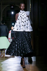 Valentino-Haute-Couture-SS20-Paris-1686-1579718160.thumb.jpg.494dd60f55b348341f01edabaaf0c7e8.jpg