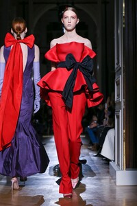 Valentino-Haute-Couture-SS20-Paris-1749-1579718216.thumb.jpg.f48affda40173b013f8e4cf42c3fea80.jpg