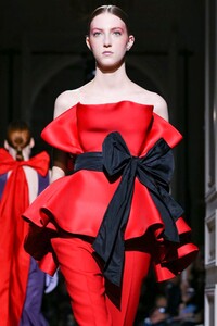 Valentino-Haute-Couture-SS20-Paris-1751-1579718217.thumb.jpg.923324cc53509902a7b59e3631951c4c.jpg