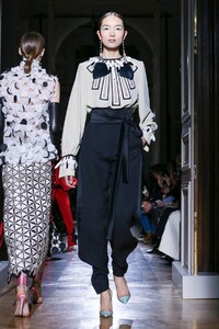 Valentino-Haute-Couture-SS20-Paris-1769-1579718230.thumb.jpg.e7097fe8af3ef9f41f9b6c346b0adcef.jpg
