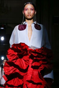 Valentino-Haute-Couture-SS20-Paris-1817-1579718280.thumb.jpg.b7d99c1488f8d0524c36b9232855a33a.jpg