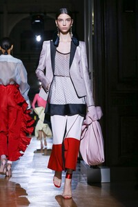 Valentino-Haute-Couture-SS20-Paris-1824-1579718286.thumb.jpg.77650f6845c344997f23afa051bdcb1b.jpg