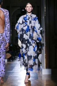 Valentino-Haute-Couture-SS20-Paris-1928-1579718374.thumb.jpg.66183b6e25638bbf132dfc04d2fb4b40.jpg