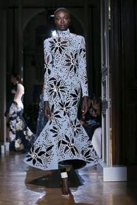 Valentino-Haute-Couture-SS20-Paris-1975-1579718417.thumb.jpg.0da9a587b026116685aa063467e948ba.jpg