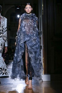 Valentino-Haute-Couture-SS20-Paris-1988-1579718423.thumb.jpg.7fc9ad00311ec4825464373a153b1c47.jpg