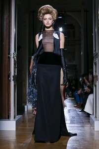Valentino-Haute-Couture-SS20-Paris-2003-1579718435.thumb.jpg.ff06f5e4bb164475b5bb01cb52e6194b.jpg