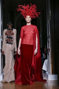 Valentino-Haute-Couture-SS20-Paris-2029-1579718454.thumb.jpg.f5d801346d7aab73c6d39ff10f5648b7.jpg