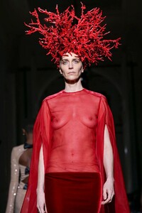 Valentino-Haute-Couture-SS20-Paris-2031-1579718455.thumb.jpg.6f710ea2bd9ea9bd3645317101ae47f2.jpg