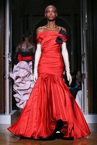 Valentino-Haute-Couture-SS20-Paris-2051-1579718470.thumb.jpg.1652f5690cb3fdacb4ab60c73d7c20d0.jpg