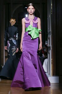 Valentino-Haute-Couture-SS20-Paris-2089-1579718495.thumb.jpg.1aeca687ee959c6fcac61fe19679a270.jpg