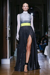 Valentino-Haute-Couture-SS20-Paris-2120-1579718516.thumb.jpg.8dceeb4dfc7892b201129a715612c125.jpg