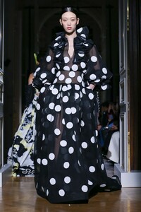 Valentino-Haute-Couture-SS20-Paris-2139-1579718533.thumb.jpg.948c41cad3e718f65d754501235ffa0f.jpg