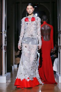 Valentino-Haute-Couture-SS20-Paris-2198-1579718578.thumb.jpg.4348ae5d5ce0d186872a70a0628fb97a.jpg