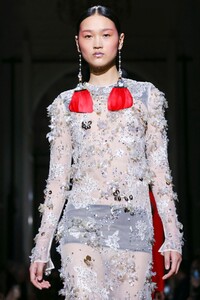 Valentino-Haute-Couture-SS20-Paris-2200-1579718579.thumb.jpg.b6266fe2c8e8fdf073cb4e1528d6dee1.jpg