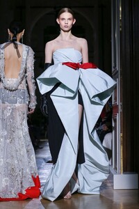 Valentino-Haute-Couture-SS20-Paris-2210-1579718587.thumb.jpg.d01ab028ce771c16d9897d059d375ed7.jpg