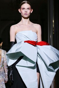 Valentino-Haute-Couture-SS20-Paris-2212-1579718588.thumb.jpg.379b2a9383233a0b8c100b8c8ee5b895.jpg