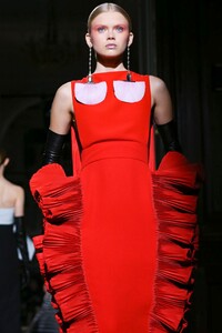 Valentino-Haute-Couture-SS20-Paris-2227-1579718597.thumb.jpg.954f0501cd8424e497de8a44dcf3ea0c.jpg