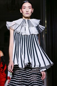 Valentino-Haute-Couture-SS20-Paris-2240-1579718606.thumb.jpg.a0b357f192409bce9a0f1ff8a698bcd4.jpg