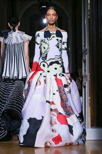 Valentino-Haute-Couture-SS20-Paris-2248-1579718614.thumb.jpg.9969802786483caf4cd7f7ba56527010.jpg