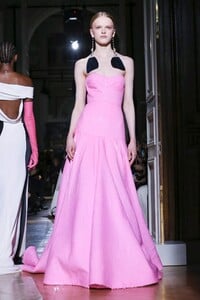 Valentino-Haute-Couture-SS20-Paris-2278-1579718631.thumb.jpg.d0d36e39b09bc64195645163fc279a28.jpg