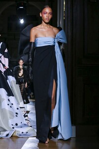 Valentino-Haute-Couture-SS20-Paris-2296-1579718646.thumb.jpg.32b7c368b46bd4c925c844ac7eee81f7.jpg